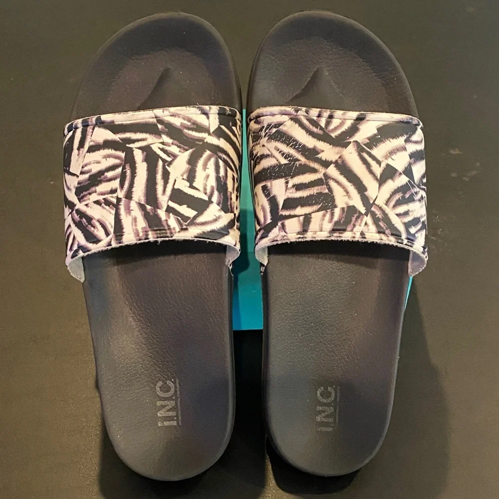 NWOT INC Mens Xander Slide Sandals SZ 10 black/white print